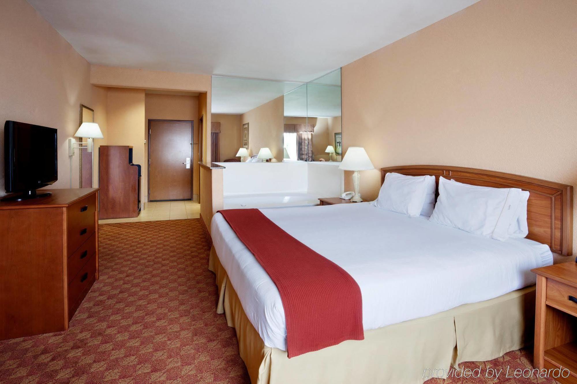 Express & 3* Cedar Park